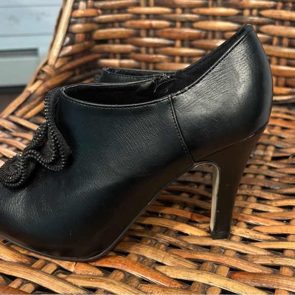 Madden Girl Shoes Women's Size
7.5  Black Rokker Zipper Flower
Pumps Booties - Picture 5 of 8